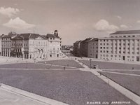 Trg kralja Petra (današnji Trg žrtava fašizma) oko 1930 A. godine  Trg ima iznimno zanimljivu povijest. Do 1927. godine. bio je to Trg N, od 1927. godine do 1941. godine Trg kralja Petra I. (Karađorđevića), za NDH Trg III, od 1943. godine Trg Kulina bana, od 1945. godine do 1990. godine Trg žrtava fašizma, od 1990. godine do 2000. godine Trg hrvatskih velikana, a 2000. godine mu je ponovno vraćeno ime Trg žrtava fašizma.